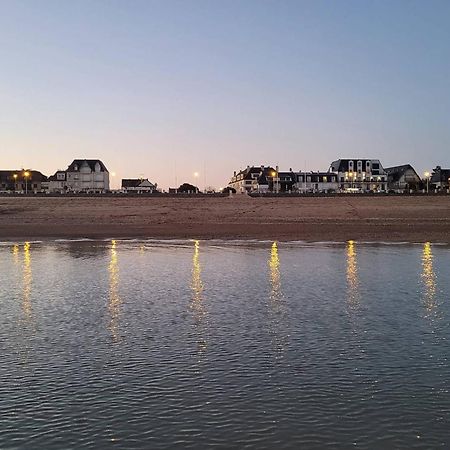 Studio Avec Terrasse, Parking Prive Et Acces Direct A La Plage - Fr-1-465-86 Merville-Franceville-Plage Zewnętrze zdjęcie