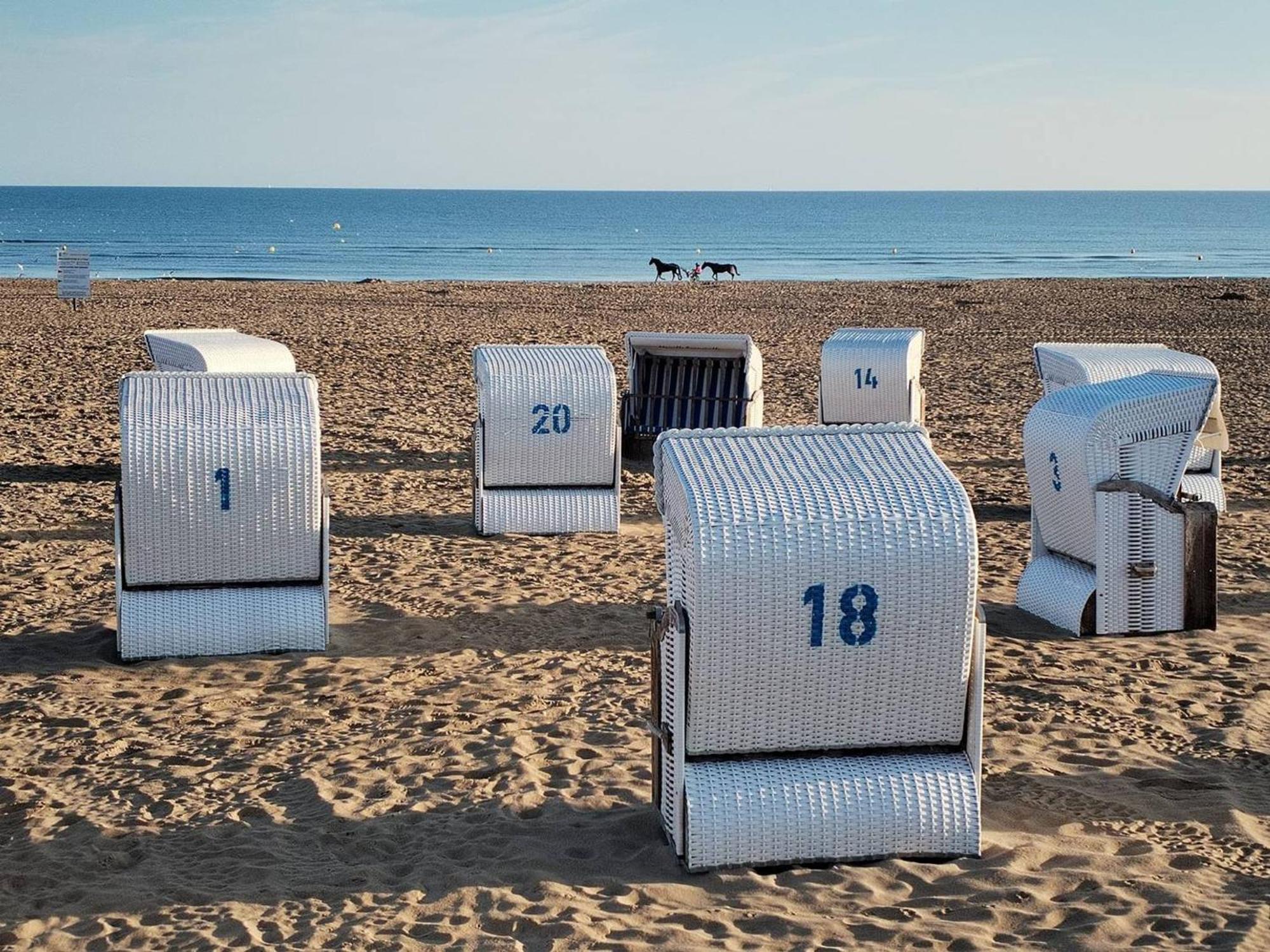 Studio Avec Terrasse, Parking Prive Et Acces Direct A La Plage - Fr-1-465-86 Merville-Franceville-Plage Zewnętrze zdjęcie